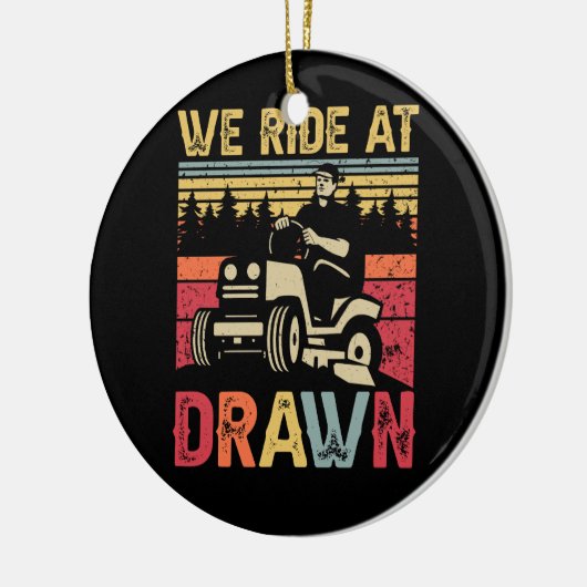 芝生の草刈り我々は夜明け芝刈り機に乗るローンモーメント セラミックオーナメント (左)