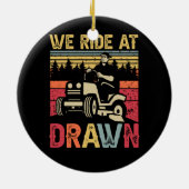 芝生の草刈り我々は夜明け芝刈り機に乗るローンモーメント セラミックオーナメント (裏面)