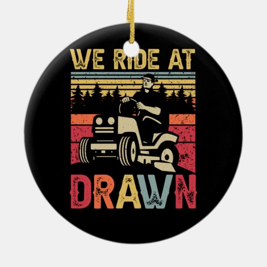 芝生の草刈り我々は夜明け芝刈り機に乗るローンモーメント セラミックオーナメント (裏面)