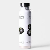 芝生は、水に浸かって美しいものを食べていた。 ウォーターボトル (左面)