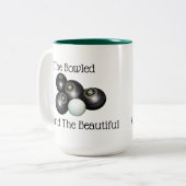 芝生は、水に浸かって美しいものを食べていた。 ツートーンマグカップ (正面左)