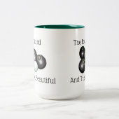 芝生は、水に浸かって美しいものを食べていた。 ツートーンマグカップ (中央)