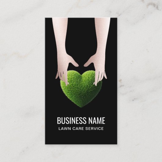 芝生気にと造園の手が草のハートを保持 名刺 (正面)