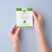 芝生気にシンプルビジネスのロゴ風景QRコード チラシ (手)