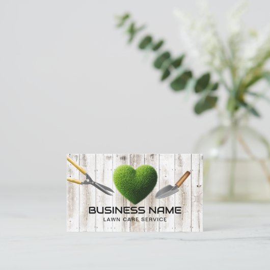 芝生&気に造園サービス草ハート木材 名刺 (スタンド正面)