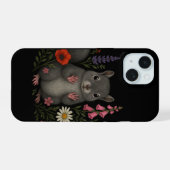 花々の間の灰色のリス - ダークコテージコア iPhone 15ケース (裏面横)