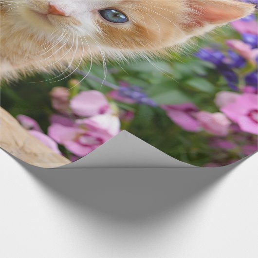 花いっぱいの庭のポートレートのかわいいショウガ猫の子ネコ ラッピングペーパー (角)