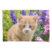 花いっぱいの庭のポートレートのかわいいショウガ猫の子ネコ 枕カバー (正面)