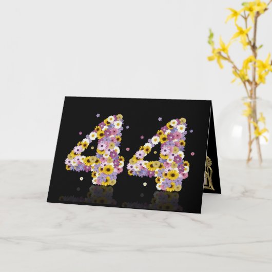 花いっぱいの手紙が付いている第44バースデー・カード カード (黄色い花)