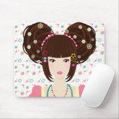 花いっぱいの背景を持つHarajukuの女の子ユリコ マウスパッド (マウス)
