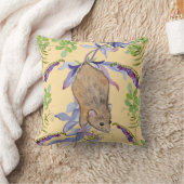 花おもしろいの茂みの中のネズミ。 クッション (ブランケット)