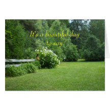 花および木の芝生場面