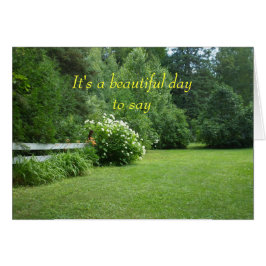 花および木の芝生場面