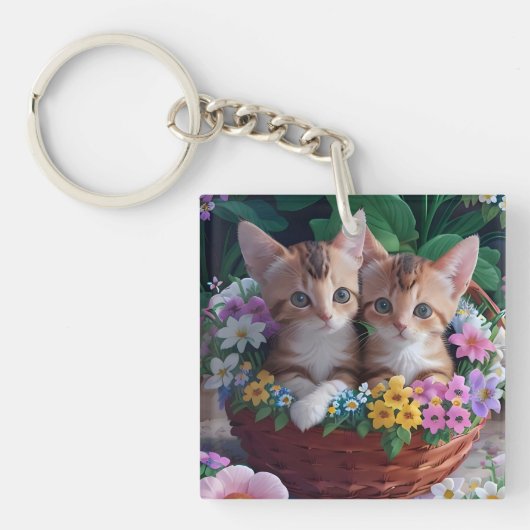 花かごの中の愛らしい子猫たち キーホルダー (正面)