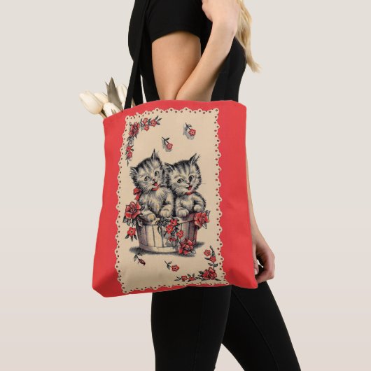 花かご内の愛らしい子猫 トートバッグ (クローズアップ)