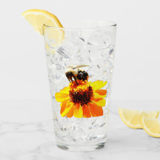 花から蜜を飲む蜂のグラス タンブラーグラス