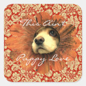 花から覗く子犬の愛のステッカー スクエアシール (正面)