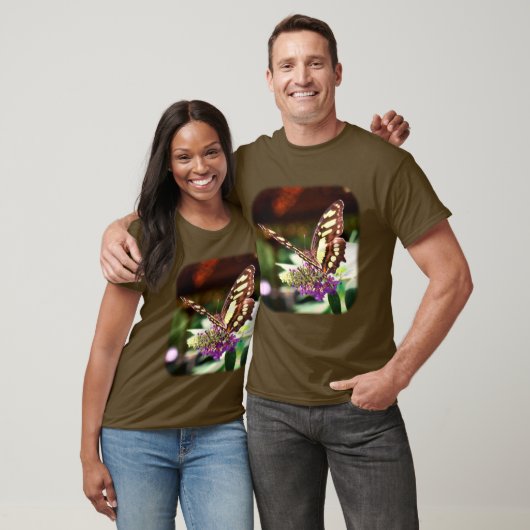花かわいらしに蝶自然 Tシャツ (ユニセックス)