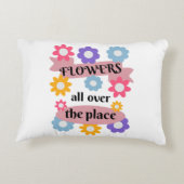 花が一面に咲いている アクセントクッション (裏面)