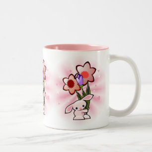 花が付いているかわいいピンクのバニー ツートーンマグカップ