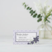 花が付いているエレガントなラベンダーのクローバーパターン 名刺 (スタンド正面)