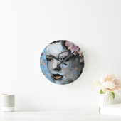 花が付いているビリー・ホリデイのコンテンポラリーなポートレート ラウンド壁時計 (ホーム)