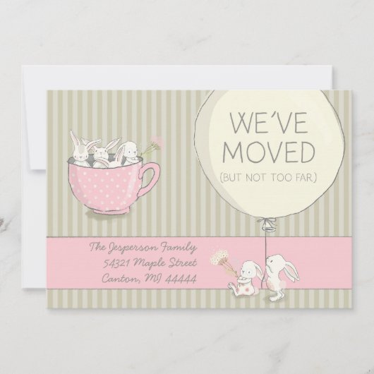 花が付いている引っ越しましたのピンクおよびベージュバニー 案内状 (正面)