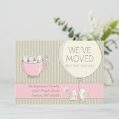 花が付いている引っ越しましたのピンクおよびベージュバニー 案内状 (スタンド正面)