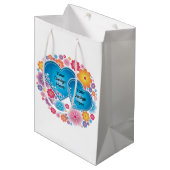 花が付いている青いハート ミディアムペーパーバッグ (正面アングル)