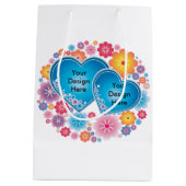 花が付いている青いハート ミディアムペーパーバッグ (裏面)