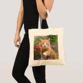 花が咲いた庭の可愛遊い生姜の子猫 トートバッグ (正面(商品))