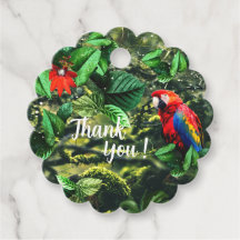 花が咲くジャングルのオウム緋色のマカオ