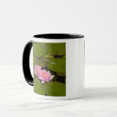 花が咲くスイレンの花 マグカップ (正面左)