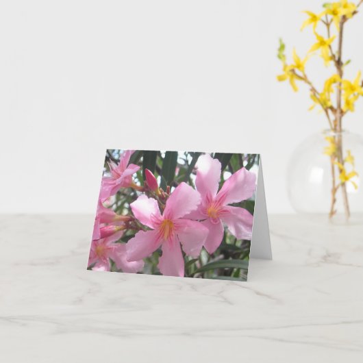 花が咲くピンクの花 カード (黄色い花)