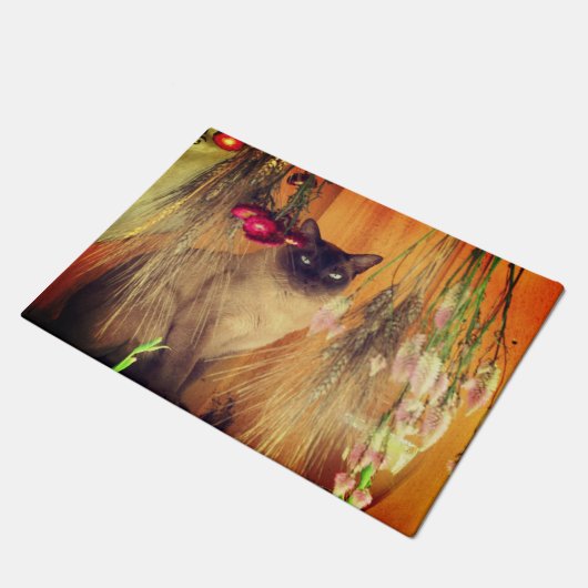 花でポーズをとるシャム猫 ドアマット (アングル)