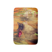 花でポーズをとるシャム猫 バスマット (正面縦)