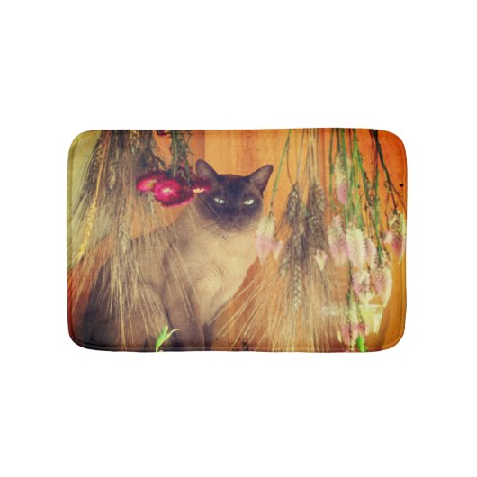 花でポーズをとるシャム猫 バスマット (正面)