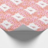 花で囲まれたモノグラム – ピンクと桃 ラッピングペーパー (角)