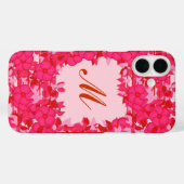 花で囲まれたモノグラム – 明るい赤紫色とピンク Case-Mate iPhoneケース (裏面 (横))