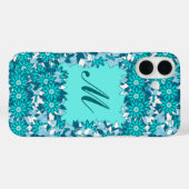 花で囲まれたモノグラム – 青と白 Case-Mate iPhoneケース (裏面 (横))