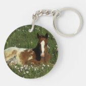 花で置いているAppaloosaの子馬 キーホルダー (裏面)