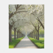 「花で自分自身を包む – 白いアーチ開花 フリースブランケット (正面)