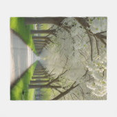 「花で自分自身を包む – 白いアーチ開花 フリースブランケット (正面(横))