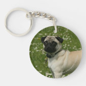 花で遊ぶパグ キーホルダー (正面)