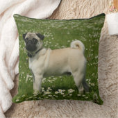 花で遊ぶパグ クッション (ブランケット)