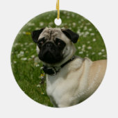 花で遊ぶパグ セラミックオーナメント (裏面)