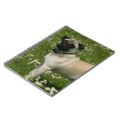 花で遊ぶパグ ノートブック (左側)