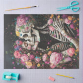 花で飾られたデクページのゴシック様式の骨格 薄葉紙 (クラフト)