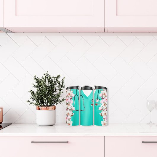 花で飾られた医療用スクラップ タンブラー