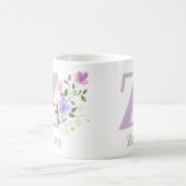 花とともにイニシャルと名前にキュートなデザイン コーヒーマグカップ (中央)